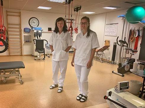 Fysioterapeutar Ann Therece Nord og Kari Einen i treningssalen på kommunehuset i Hyllestad. - Klikk for stort bilete