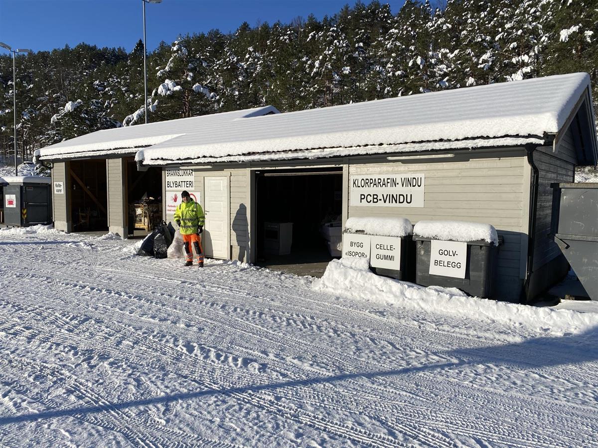 Driftsoperatør Atle Tonning framfor bygg med snø på taket. - Klikk for stort bilete